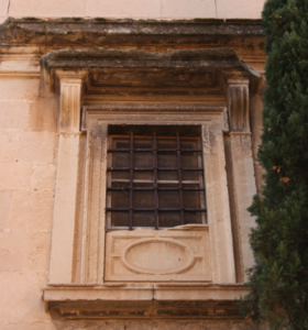 Fig. 15. Vano inferior con motivo ornamental ovalado