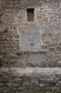 Fig. 11. Oquedad tapiada con apariencia de ventana con moldura inferior.